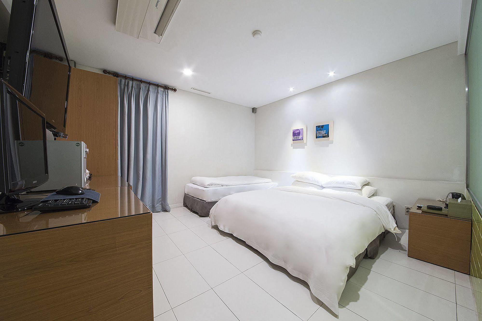 Mate Hotel Seoul Gimpo Esterno foto