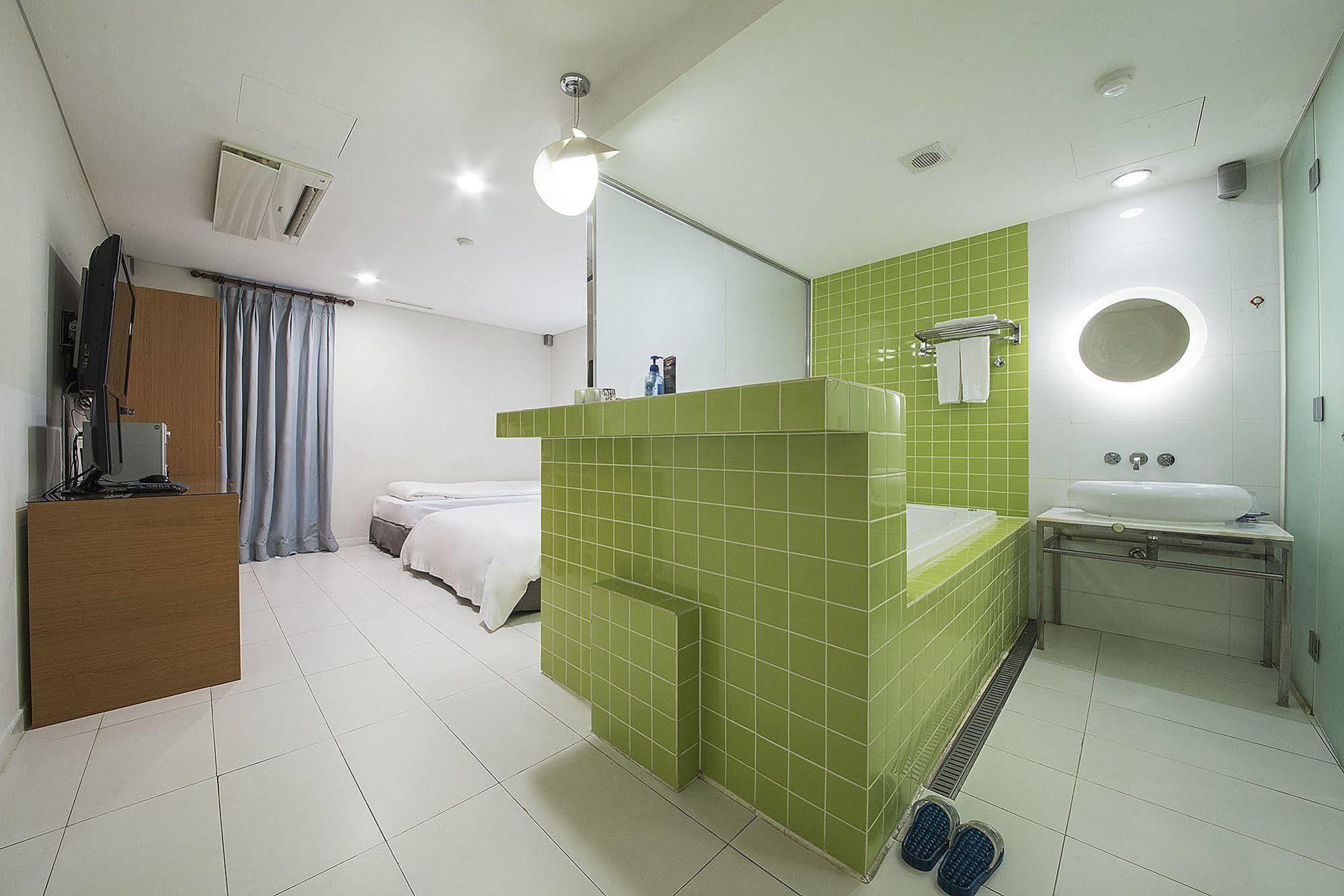 Mate Hotel Seoul Gimpo Esterno foto