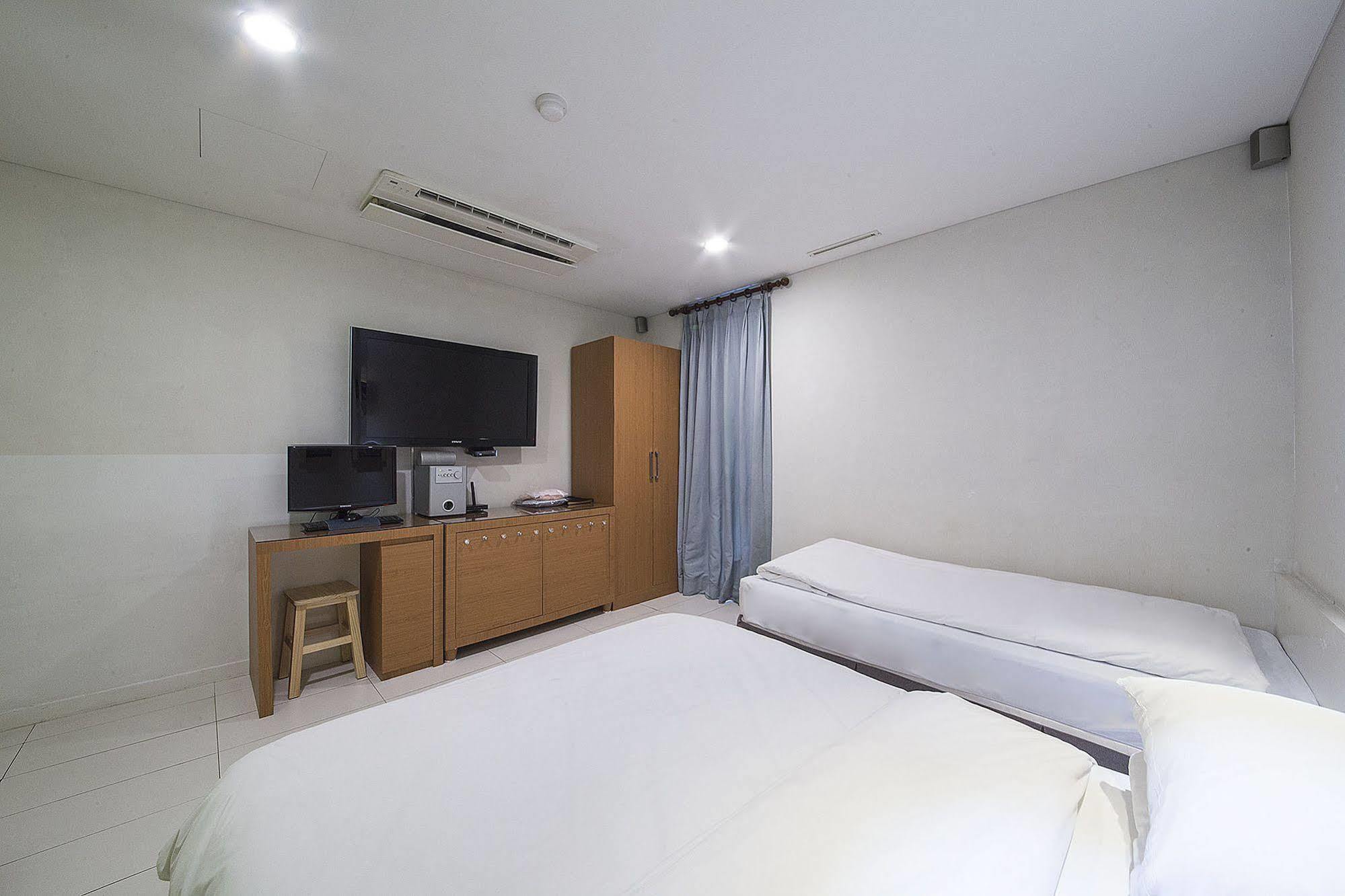 Mate Hotel Seoul Gimpo Esterno foto