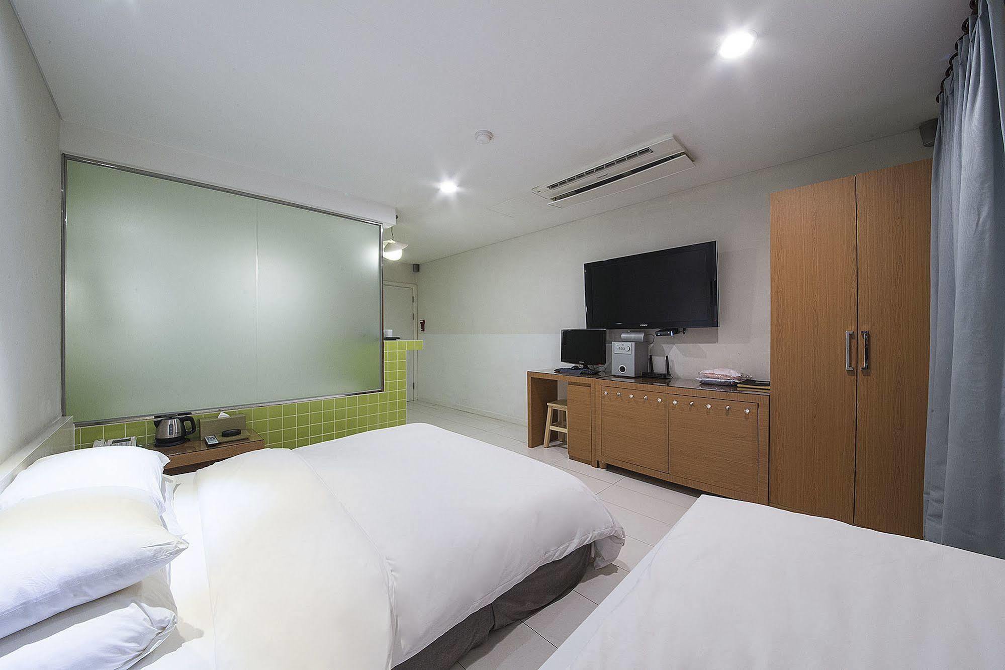 Mate Hotel Seoul Gimpo Esterno foto
